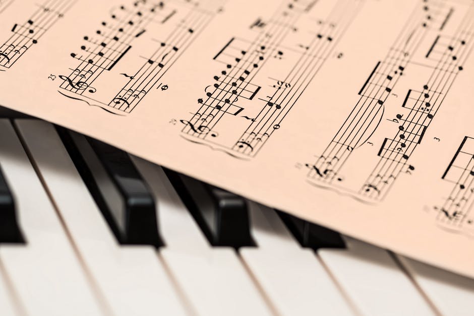 9 Beautiful Irish Folk Songs You’re Sure to Love